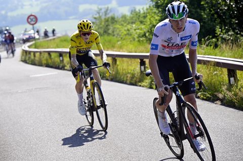 Tadej Pogacar (l) und Jonas Vingegaard lieferten sich ein Rennen um Sekunden – hier bei der 9. Etappe.