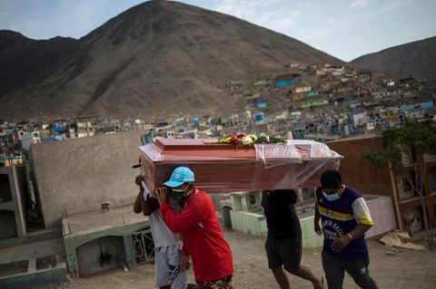 Peru: Menschen tragen einen Sarg