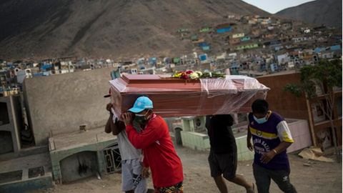 Peru: Menschen tragen einen Sarg