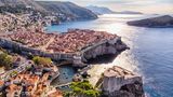 36 Touristen pro Einwohner – damit landet die kroatische Hafenstadt Dubrovnik auf Platz eins des Rankings. Vor allem von Juni bis August strömen die Touristen durch die schmalen Gassen der Altstadt, besuchen die Schauplätze der beliebten Serie "Game of Thrones" oder schlendern an der Hafenpromenade entlang. Wer die Stadt in ihrer eigentlich gelassenen Ursprungsform erleben möchte, der sollte außerhalb der Hauptreisezeit kommen, im Mai und September zum Beispiel. 