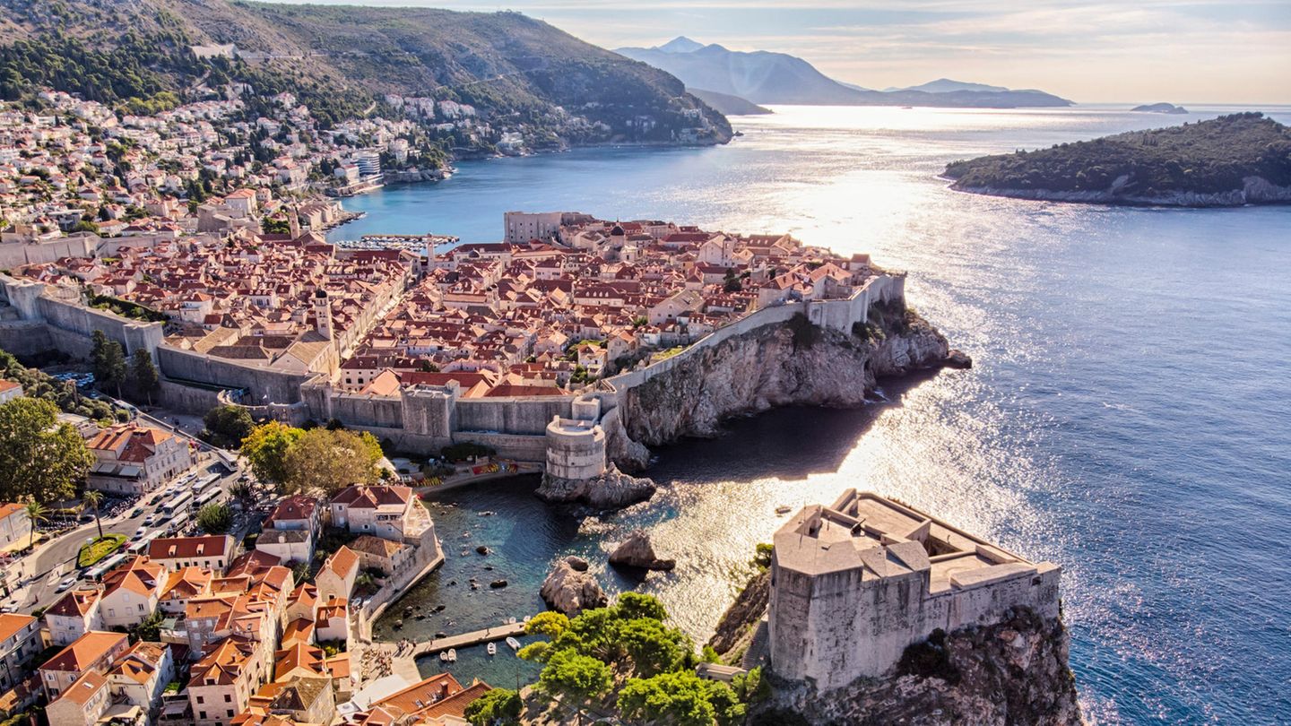 36 Touristen pro Einwohner – damit landet die kroatische Hafenstadt Dubrovnik auf Platz eins des Rankings. Vor allem von Juni bis August strömen die Touristen durch die schmalen Gassen der Altstadt, besuchen die Schauplätze der beliebten Serie "Game of Thrones" oder schlendern an der Hafenpromenade entlang. Wer die Stadt in ihrer eigentlich gelassenen Ursprungsform erleben möchte, der sollte außerhalb der Hauptreisezeit kommen, im Mai und September zum Beispiel. 