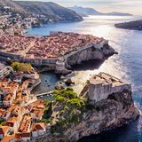 36 Touristen pro Einwohner – damit landet die kroatische Hafenstadt Dubrovnik auf Platz eins des Rankings. Vor allem von Juni bis August strömen die Touristen durch die schmalen Gassen der Altstadt, besuchen die Schauplätze der beliebten Serie "Game of Thrones" oder schlendern an der Hafenpromenade entlang. Wer die Stadt in ihrer eigentlich gelassenen Ursprungsform erleben möchte, der sollte außerhalb der Hauptreisezeit kommen, im Mai und September zum Beispiel. 