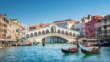 Wenn es um Massentourismus geht, dann spielt die italienische Lagunenstadt Venedig immer wieder eine Rolle. Das liegt vor allem an den Tagesausflüglern, die unter anderem von Kreuzfahrtschiffen kommen und ein klein bisschen Dolce Vita in den engen Gassen und Kanälen Venedigs suchen. Vor allem im Sommer sorgt das allerdings zunehmend für eine Belastung der Infrastruktur. Pro Einwohner tummeln sich dann 21,3 Touristen in der Stadt. 