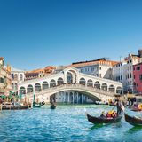 Wenn es um Massentourismus geht, dann spielt die italienische Lagunenstadt Venedig immer wieder eine Rolle. Das liegt vor allem an den Tagesausflüglern, die unter anderem von Kreuzfahrtschiffen kommen und ein klein bisschen Dolce Vita in den engen Gassen und Kanälen Venedigs suchen. Vor allem im Sommer sorgt das allerdings zunehmend für eine Belastung der Infrastruktur. Pro Einwohner tummeln sich dann 21,3 Touristen in der Stadt. 
