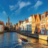 Spätestens, seit Colin Farrell im Film "Brügge sehen und sterben" im Jahr 2008 auf der Kinoleinwand durch die belgische Stadt hetzte, steht Brügge auf der Bucket-List etlicher Touristen. Und es gibt viele gute Gründe für einen Besuch des beschaulichen Städtchens – sei es die Architektur, die vielfältige Kultur oder die malerischen Grachten, in denen kleine Cafés und Restaurants zum Verweilen einladen. Im Sommer dürfte das allerdings weniger entspannt zugehen, als man sich das vorstellt. Denn hier kommen 21,1 Besucher auf einen Einwohner.