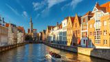 Spätestens, seit Colin Farrell im Film "Brügge sehen und sterben" im Jahr 2008 auf der Kinoleinwand durch die belgische Stadt hetzte, steht Brügge auf der Bucket-List etlicher Touristen. Und es gibt viele gute Gründe für einen Besuch des beschaulichen Städtchens – sei es die Architektur, die vielfältige Kultur oder die malerischen Grachten, in denen kleine Cafés und Restaurants zum Verweilen einladen. Im Sommer dürfte das allerdings weniger entspannt zugehen, als man sich das vorstellt. Denn hier kommen 21,1 Besucher auf einen Einwohner.