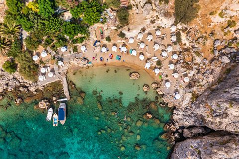 Rhodos gehört zu den bekanntesten griechischen Inseln – und gilt als beliebtes Reiseziel für jung und alt. Vor allem im Sommer fliegen die Menschen auf die Urlaubsinsel, um zu entspannen und sich die Sonne auf den Bauch scheinen zu lassen. Für die Bewohner der Insel wird das Jahr für Jahr zur Herausforderung, denn die sind schnell in der Unterzahl. Im Sommer tummeln sich dort pro Einwohner 20,9 Touristen, dabei kann man die Vorzüge der griechischen Lebensart auch im Frühjahr und Herbst genießen. 
