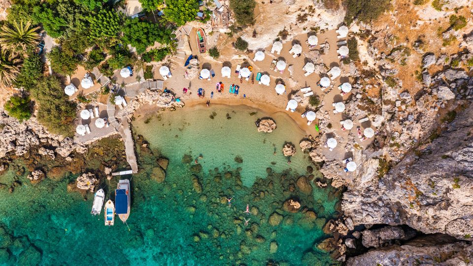 Rhodos gehört zu den bekanntesten griechischen Inseln – und gilt als beliebtes Reiseziel für jung und alt. Vor allem im Sommer fliegen die Menschen auf die Urlaubsinsel, um zu entspannen und sich die Sonne auf den Bauch scheinen zu lassen. Für die Bewohner der Insel wird das Jahr für Jahr zur Herausforderung, denn die sind schnell in der Unterzahl. Im Sommer tummeln sich dort pro Einwohner 20,9 Touristen, dabei kann man die Vorzüge der griechischen Lebensart auch im Frühjahr und Herbst genießen. 