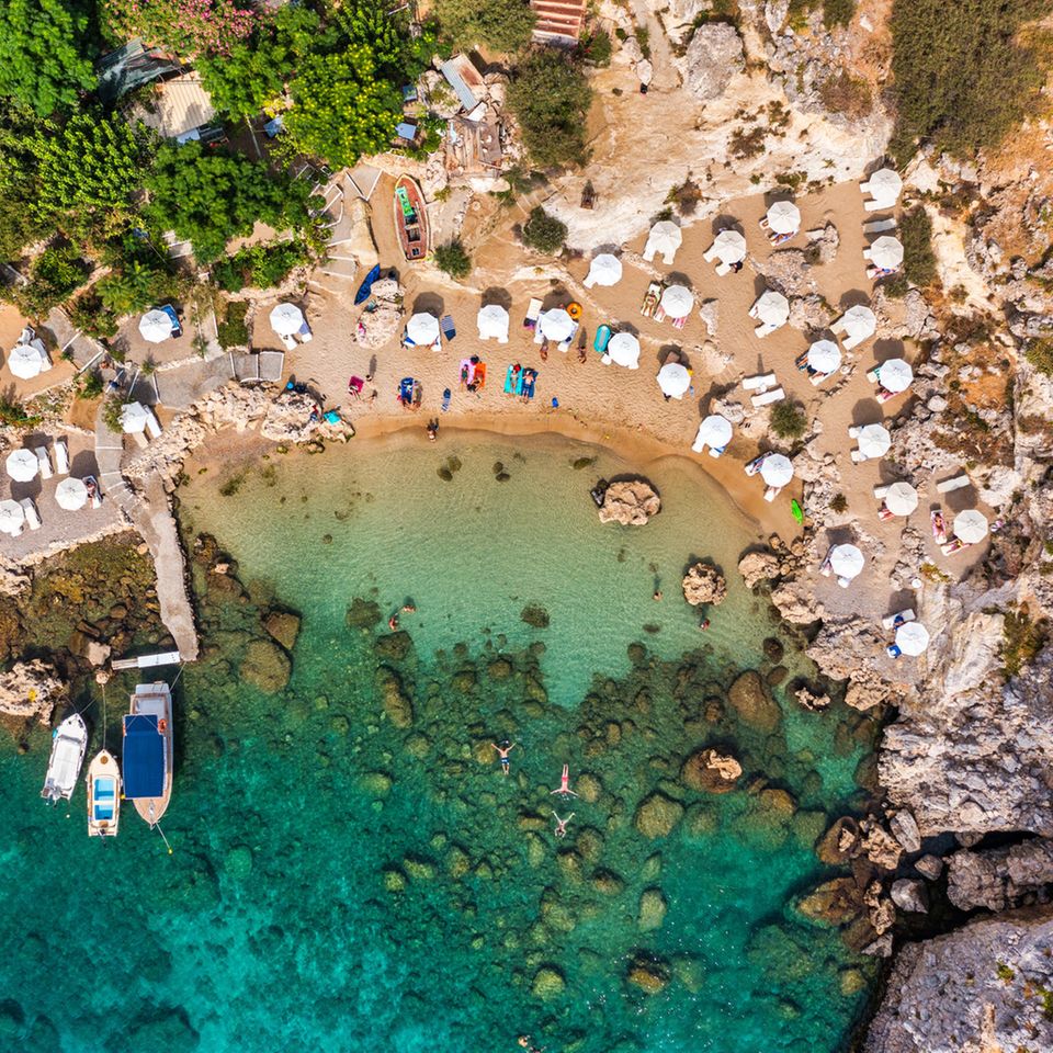 Rhodos gehört zu den bekanntesten griechischen Inseln – und gilt als beliebtes Reiseziel für jung und alt. Vor allem im Sommer fliegen die Menschen auf die Urlaubsinsel, um zu entspannen und sich die Sonne auf den Bauch scheinen zu lassen. Für die Bewohner der Insel wird das Jahr für Jahr zur Herausforderung, denn die sind schnell in der Unterzahl. Im Sommer tummeln sich dort pro Einwohner 20,9 Touristen, dabei kann man die Vorzüge der griechischen Lebensart auch im Frühjahr und Herbst genießen. 