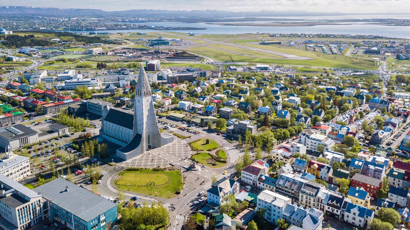Platz 5: Reykjavik, Island In Island leben insgesamt rund 380.000 Menschen, die meisten davon in der Hauptstadt Reykjavik. Die naturreiche Vulkaninsel im Norden Europas zieht aber vor allem wegen ihrer abwechslungsreichen und einmaligen Landschaft zahlreiche Reisende an. Da man die Naturspektakel nur im Sommer alle erreichen kann, weil es im Winter oft zu verschneit ist, kommen die meisten zwischen Juni und August nach Island. Mit 16,3 Touristen pro Einwohner landet Reykjavik deshalb im Mittelfeld der Top Ten.