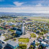 In Island leben insgesamt rund 380.000 Menschen, die meisten davon in der Hauptstadt Reykjavik. Die naturreiche Vulkaninsel im Norden Europas zieht aber vor allem wegen ihrer abwechslungsreichen und einmaligen Landschaft zahlreiche Reisende an. Da man die Naturspektakel nur im Sommer alle erreichen kann, weil es im Winter oft zu verschneit ist, kommen die meisten zwischen Juni und August nach Island. Mit 16,3 Touristen pro Einwohner landet Reykjavik deshalb im Mittelfeld der Top Ten. 