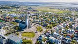 In Island leben insgesamt rund 380.000 Menschen, die meisten davon in der Hauptstadt Reykjavik. Die naturreiche Vulkaninsel im Norden Europas zieht aber vor allem wegen ihrer abwechslungsreichen und einmaligen Landschaft zahlreiche Reisende an. Da man die Naturspektakel nur im Sommer alle erreichen kann, weil es im Winter oft zu verschneit ist, kommen die meisten zwischen Juni und August nach Island. Mit 16,3 Touristen pro Einwohner landet Reykjavik deshalb im Mittelfeld der Top Ten. 
