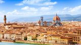 Idyllische Weinberge, köstliches Essen und ein entspannter Lebensstil – das verbinden viele Menschen mit einer Reise in die Toskana. Die italienische Region zieht deshalb etliche Touristen an, vor allem im Sommer. Kein Wunder also, dass Florenz als Hauptstadt der Toskana zwischen Juni und August mehr Besucher als Einwohner beherbergt. 13,5 Urlauber kommen hier auf einen Bewohner – und überfluten die Stadt dadurch regelmäßig. Wer es etwas ruhiger angehen möchte, der sollte die kulturreiche Stadt deshalb im Frühjahr oder Herbst besuchen. 