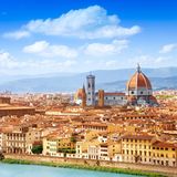 Idyllische Weinberge, köstliches Essen und ein entspannter Lebensstil – das verbinden viele Menschen mit einer Reise in die Toskana. Die italienische Region zieht deshalb etliche Touristen an, vor allem im Sommer. Kein Wunder also, dass Florenz als Hauptstadt der Toskana zwischen Juni und August mehr Besucher als Einwohner beherbergt. 13,5 Urlauber kommen hier auf einen Bewohner – und überfluten die Stadt dadurch regelmäßig. Wer es etwas ruhiger angehen möchte, der sollte die kulturreiche Stadt deshalb im Frühjahr oder Herbst besuchen. 