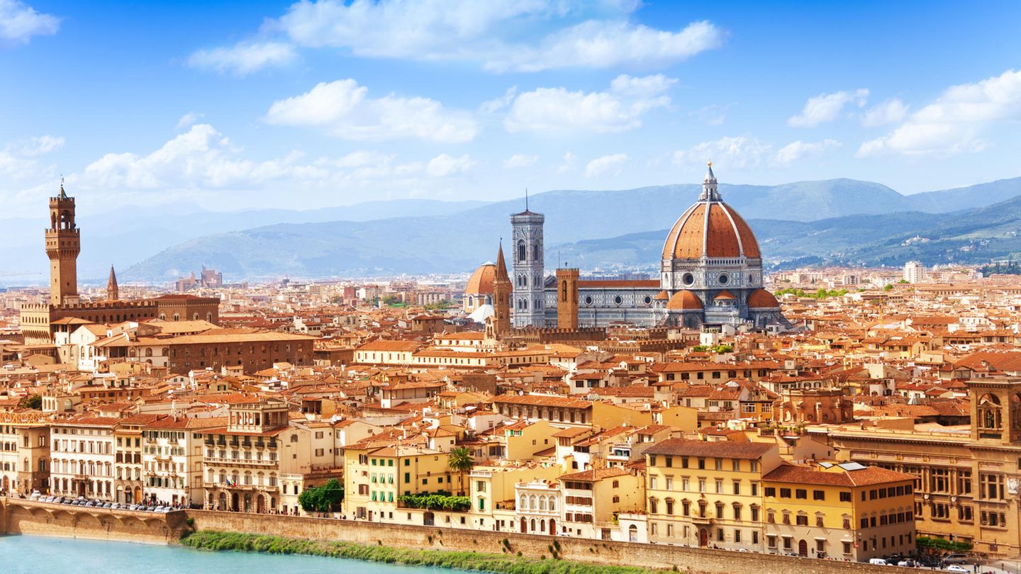 Platz 6: Florenz, Italien Idyllische Weinberge, köstliches Essen und ein entspannter Lebensstil – das verbinden viele Menschen mit einer Reise in die Toskana. Die italienische Region zieht deshalb etliche Touristen an, vor allem im Sommer. Kein Wunder also, dass Florenz als Hauptstadt der Toskana zwischen Juni und August mehr Besucher als Einwohner beherbergt. 13,5 Urlauber kommen hier auf einen Bewohner – und überfluten die Stadt dadurch regelmäßig. Wer es etwas ruhiger angehen möchte, der sollte die kulturreiche Stadt deshalb im Frühjahr oder Herbst besuchen.