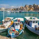 Griechenland erfüllt mit malerischen Buchten, einer abwechslungsreichen Kulinarik und gastfreundlichen Einheimischen die Träume vieler Sommerurlauber. Wenig überraschend, dass die Hauptstadt der beliebten Urlaubsinsel Kreta einen Platz in diesem Ranking bekommt. In Heraklion kommen im Sommer 13,4 Touristen auf einen Bewohner. Damit trifft man beim Schlendern durch die historische Hafenstadt mitunter eher einen anderen deutschen Urlauber, als einen Einheimischen. 