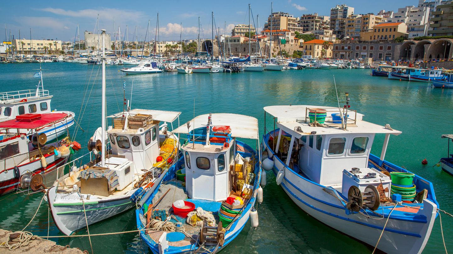 Platz 7: Heraklion, Griechenland Griechenland erfüllt mit malerischen Buchten, einer abwechslungsreichen Kulinarik und gastfreundlichen Einheimischen die Träume vieler Sommerurlauber. Wenig überraschend, dass die Hauptstadt der beliebten Urlaubsinsel Kreta einen Platz in diesem Ranking bekommt. In Heraklion kommen im Sommer 13,4 Touristen auf einen Bewohner. Damit trifft man beim Schlendern durch die historische Hafenstadt mitunter eher einen anderen deutschen Urlauber, als einen Einheimischen.