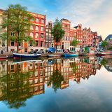 Amsterdam geht bereits seit geraumer Zeit gegen die Auswirkungen des Massentourismus vor – unter anderem mit strengeren Regeln für Alkoholkonsum und Partys. Mehr als 900.000 Menschen leben in der beliebten Fahrradstadt mit den vielen Brücken und den engen Gassen, im Sommer überwiegt trotzdem die Zahl der Besucher. Für einen Einwohner tummeln sich 12,1 Urlauber in der Stadt – und sorgen damit für überfüllte Straßen. Und langen Schlangen vor beliebten Museen.