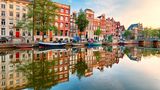 Amsterdam geht bereits seit geraumer Zeit gegen die Auswirkungen des Massentourismus vor – unter anderem mit strengeren Regeln für Alkoholkonsum und Partys. Mehr als 900.000 Menschen leben in der beliebten Fahrradstadt mit den vielen Brücken und den engen Gassen, im Sommer überwiegt trotzdem die Zahl der Besucher. Für einen Einwohner tummeln sich 12,1 Urlauber in der Stadt – und sorgen damit für überfüllte Straßen. Und langen Schlangen vor beliebten Museen.
