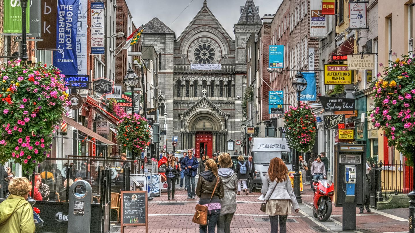 Platz 9: Dublin, Irland Eine ausgiebige Kneipentour durch Dublin, der Kultur der irischen Dichter und Musiker auf der Spur – das erhoffen sich viele Besucher von einem Trip in die Hauptstadt Irlands. 11,3 Touristen pro Einwohner kommen im Sommer in der Stadt zusammen. Das Ergebnis sind oft überfüllte Pubs, Gedränge in den Gassen und gestresste Anwohner. Gelassener geht es in den kleinen Örtchen abseits der Massen in Dublin zu. Es lohnt sich also, den Radius auch mal zu erweitern.
