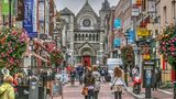 Eine ausgiebige Kneipentour durch Dublin, der Kultur der irischen Dichter und Musiker auf der Spur – das erhoffen sich viele Besucher von einem Trip in die Hauptstadt Irlands. 11,3 Touristen pro Einwohner kommen im Sommer in der Stadt zusammen. Das Ergebnis sind oft überfüllte Pubs, Gedränge in den Gassen und gestresste Anwohner. Gelassener geht es in den kleinen Örtchen abseits der Massen in Dublin zu. Es lohnt sich also, den Radius auch mal zu erweitern. 
