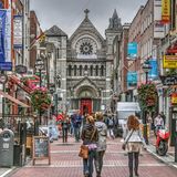 Eine ausgiebige Kneipentour durch Dublin, der Kultur der irischen Dichter und Musiker auf der Spur – das erhoffen sich viele Besucher von einem Trip in die Hauptstadt Irlands. 11,3 Touristen pro Einwohner kommen im Sommer in der Stadt zusammen. Das Ergebnis sind oft überfüllte Pubs, Gedränge in den Gassen und gestresste Anwohner. Gelassener geht es in den kleinen Örtchen abseits der Massen in Dublin zu. Es lohnt sich also, den Radius auch mal zu erweitern. 
