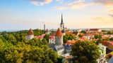 Ein echter Underdog, wenn es um Massentourismus geht. Und dennoch wird Tallinn jedes Jahr von tausenden Touristen besucht. Pro Einwohner kommen in den Sommermonaten bis zu 9,6 Urlauber in die Hauptstadt Estlands, um das historische Zentrum des Landes mit seinen kleinen Gassen und heimeligen Cafés direkt an der Ostsee zu erkunden. Es kann also durchaus mal voller werden beim Städtetrip nach Tallinn. 