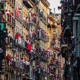 Die Straßen und Balkone der Stadt sind gesäumt mit Zuschauern. Das kurze Spektakel wird sogar im Fernsehen live übertragen.