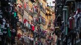 Die Straßen und Balkone der Stadt sind gesäumt mit Zuschauern. Das kurze Spektakel wird sogar im Fernsehen live übertragen.