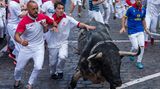Ursprünglich waren es Kuhhirten, die die Stiere durch die Stadt in die Arena trieben, weil es noch keine anderen Transportmöglichkeiten gab. Daraus entwickelte sich eine traditionelle Hatz, bei der die meist jungen Männer weiße Kleidung und ein rotes Halstuch tragen.