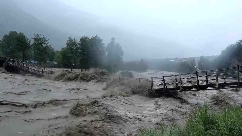 Video: Tote bei Starkregen, Überschwemmungen und Erdrutschen in Indien