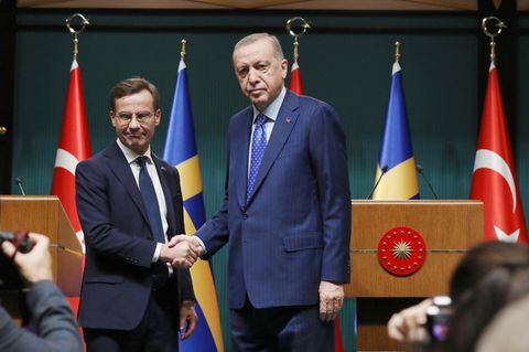 Recep Tayyip Erdogan (r), Präsident der Türkei, und Ulf Kristersson, Ministerpräsident von Schweden