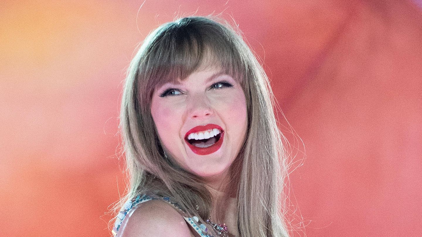 Taylor Swift lacht