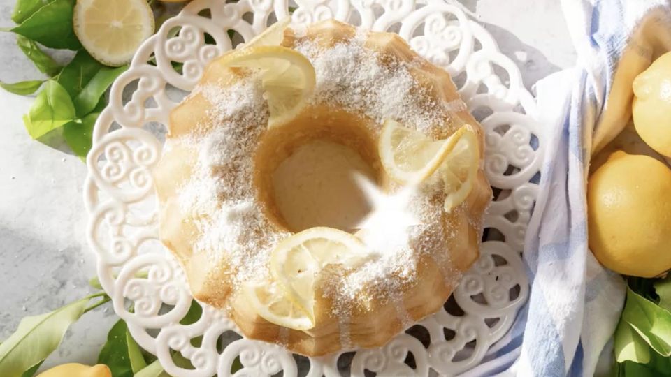 Keine Lust bei den warmen Temperaturen lange in der Küche zu stehen? Dieses erfrischende Zitronen-Joghurtkuchen-Rezept ist in 5 Minuten fertig. Denn die Zutaten müssen nicht mühsam mit der Küchenwaage abgemessen werden, denn es reicht eine Tasse als Hilfsmittel.
