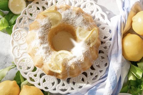 Keine Lust bei den warmen Temperaturen lange in der Küche zu stehen? Dieses erfrischende Zitronen-Joghurtkuchen-Rezept ist in 5 Minuten fertig. Denn die Zutaten müssen nicht mühsam mit der Küchenwaage abgemessen werden, denn es reicht eine Tasse als Hilfsmittel.