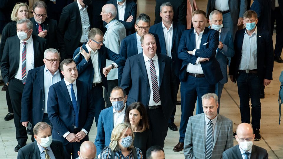 Juli 2020: Helge Braun (M., CDU), Chef des Bundeskanzleramts, und Paul Ziemiak, CDU-Generalsekretär, stehen zusammen mit zahlreichen anderen Bundestagsabgeordneten beim Hammelsprung vor dem Plenarsaal