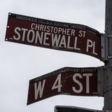 Ein U-Turn kam fünf Jahre später. Am 28. Juni 1969 widersetzten sich Homosexuelle erstmals einer Razzia im Stonewall Inn in der Christopher Street in New York und leisteten physischen Widerstand. Es war der Auftakt einer der größten Emanzipationsbewegungen weltweit, die mit der gewaltsamen Vertreibung der Polizisten und eine mehrtägige Belagerung der Bar begann. Homosexuelle Aktivisten sehen die Geschehnisse bis heute als symbolischen Auftakt mit mythischer Größe für die Gay-Pride-Bewegung. Menschen protestierten tagelang, die Rufe "Gay Power, Gay Power!" schalten durch die Straßen der Metropole, die Wut der letzten Jahre und Jahrzehnte entlud sich in nur wenigen Tagen mit voller Wucht – und endete in tagelangen Straßenschlachten mit der New Yorker Polizei. 