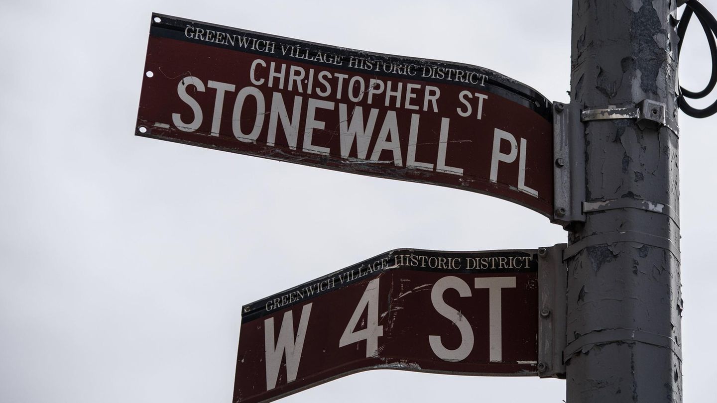 Ein U-Turn kam fünf Jahre später. Am 28. Juni 1969 widersetzten sich Homosexuelle erstmals einer Razzia im Stonewall Inn in der Christopher Street in New York und leisteten physischen Widerstand. Es war der Auftakt einer der größten Emanzipationsbewegungen weltweit, die mit der gewaltsamen Vertreibung der Polizisten und eine mehrtägige Belagerung der Bar begann. Homosexuelle Aktivisten sehen die Geschehnisse bis heute als symbolischen Auftakt mit mythischer Größe für die Gay-Pride-Bewegung. Menschen protestierten tagelang, die Rufe "Gay Power, Gay Power!" schalten durch die Straßen der Metropole, die Wut der letzten Jahre und Jahrzehnte entlud sich in nur wenigen Tagen mit voller Wucht – und endete in tagelangen Straßenschlachten mit der New Yorker Polizei. 