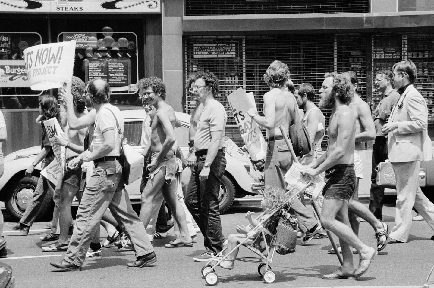Die ersten Proteste in den USA schlugen Wellen. 1977 fand der erste "Befreiungstag der Schwulen und Lesben" mit etwa 400 Demonstrationsteilnehmern in Europa, genauer gesagt in Stockholm, statt. Die Schweiz zog ein Jahr später, am 24. Juni 1978 nach, als Menschen beim ersten CSD der Schweizerischen Organisation der Homophilen (S.O.H.) in Zürich für die Rechte Homosexueller auf die Straße gingen. Sie forderten die "Angleichung des Schutzalters für Mädchen und Burschen" und die "Abschaffung der Rosa Listen", dem Schweizer Homoregister, der zu damaliger Zeit von der Strafverfolgungsbehörde geführt wurde. 