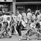Die ersten Proteste in den USA schlugen Wellen. 1977 fand der erste "Befreiungstag der Schwulen und Lesben" mit etwa 400 Demonstrationsteilnehmern in Europa, genauer gesagt in Stockholm, statt. Die Schweiz zog ein Jahr später, am 24. Juni 1978 nach, als Menschen beim ersten CSD der Schweizerischen Organisation der Homophilen (S.O.H.) in Zürich für die Rechte Homosexueller auf die Straße gingen. Sie forderten die "Angleichung des Schutzalters für Mädchen und Burschen" und die "Abschaffung der Rosa Listen", dem Schweizer Homoregister, der zu damaliger Zeit von der Strafverfolgungsbehörde geführt wurde. 