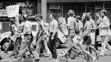 Die ersten Proteste in den USA schlugen Wellen. 1977 fand der erste "Befreiungstag der Schwulen und Lesben" mit etwa 400 Demonstrationsteilnehmern in Europa, genauer gesagt in Stockholm, statt. Die Schweiz zog ein Jahr später, am 24. Juni 1978 nach, als Menschen beim ersten CSD der Schweizerischen Organisation der Homophilen (S.O.H.) in Zürich für die Rechte Homosexueller auf die Straße gingen. Sie forderten die "Angleichung des Schutzalters für Mädchen und Burschen" und die "Abschaffung der Rosa Listen", dem Schweizer Homoregister, der zu damaliger Zeit von der Strafverfolgungsbehörde geführt wurde. 