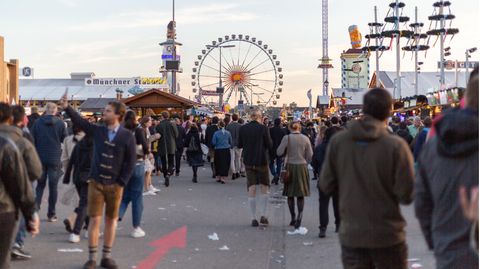 Besucher auf dem Oktoberfest in München 2022