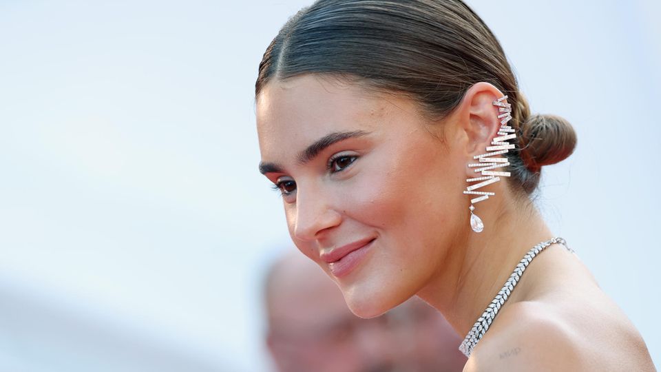 Im Cannabis-Geschäft: Stephanie Giesinger hat die Haare streng zusammengebunden und lächelt