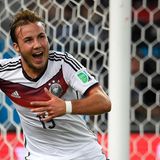 Im Cannabis-Geschäft: Fußballer Mario Götze wie er strahlend vor einem Tor rennt