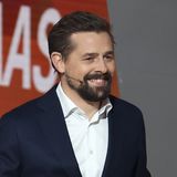 Im Cannabis-Geschäft: Klaas Heufer-Umlauf trägt ein Mikrofon und lächelt