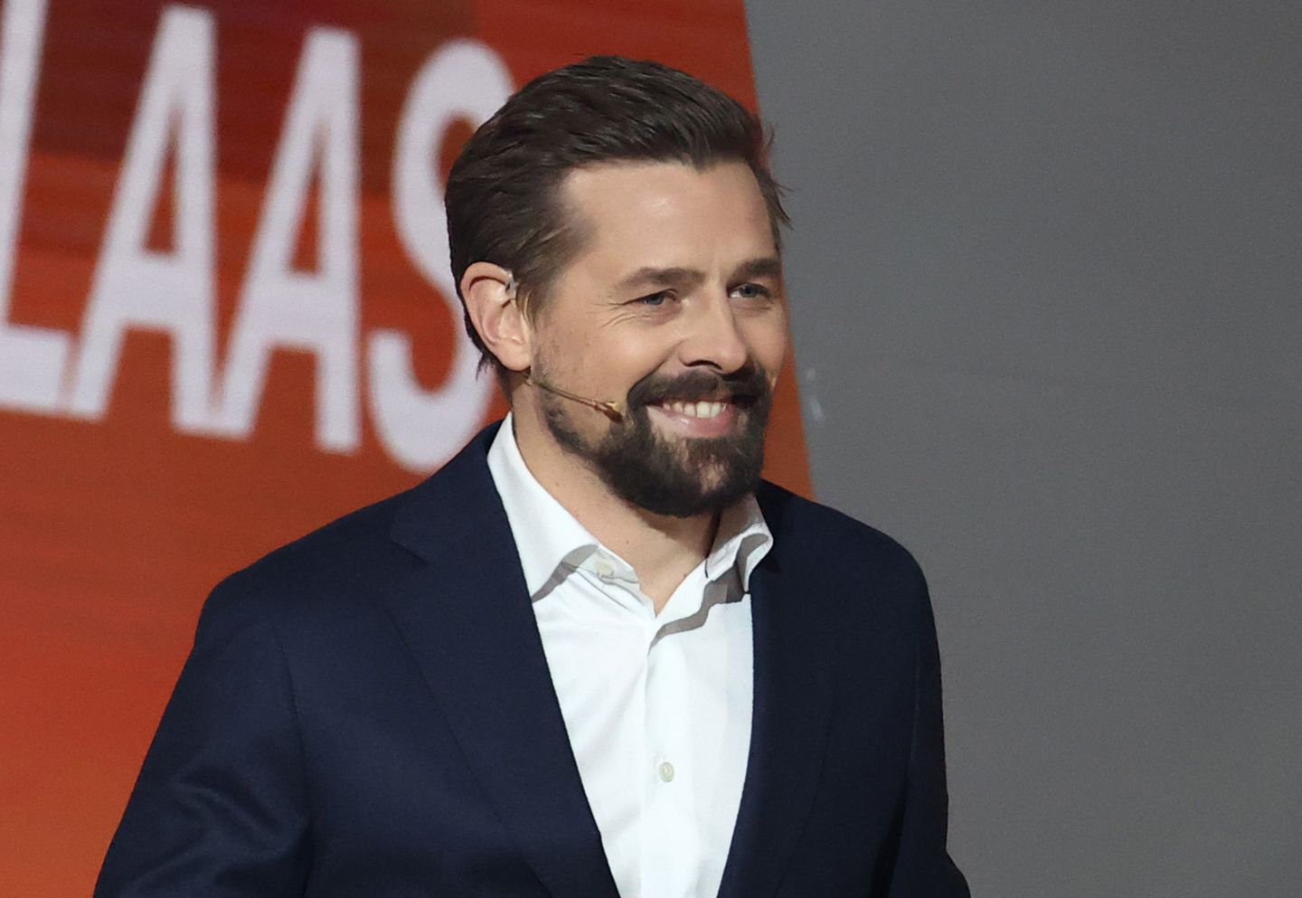 Im Cannabis-Geschäft: Klaas Heufer-Umlauf trägt ein Mikrofon und lächelt