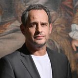 Im Cannabis-Geschäft: Moritz Bleibtreu, ein Mann in T-Shirt und Sakko, schaut leicht kritisch in die Kamera