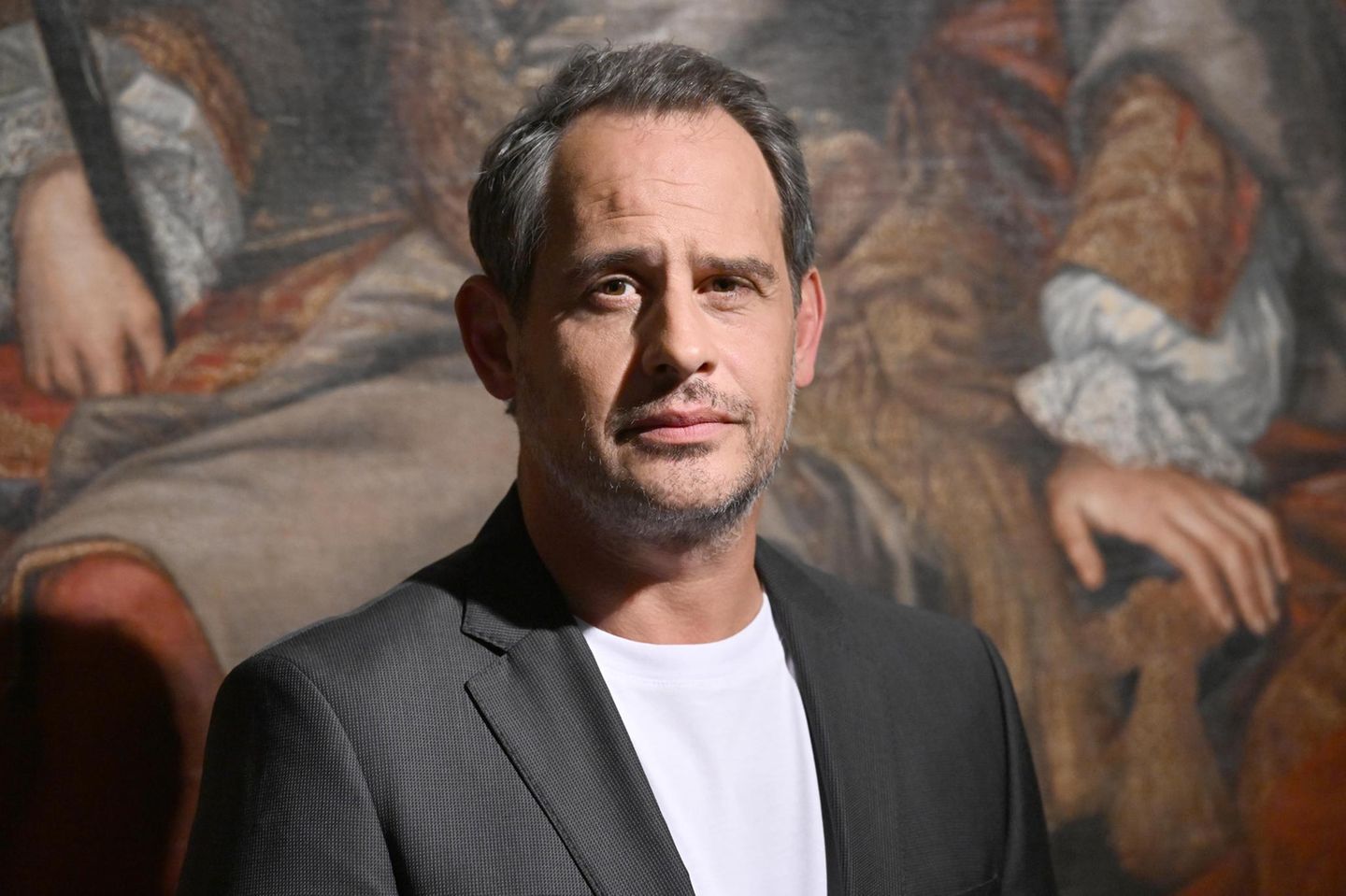 Im Cannabis-Geschäft: Moritz Bleibtreu, ein Mann in T-Shirt und Sakko, schaut leicht kritisch in die Kamera