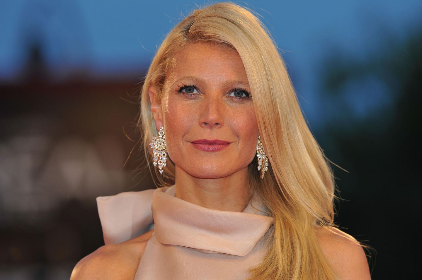 Im Cannabis-Geschäft: Gwyneth Paltrow mit langen offenen Haaren und einer Schleife um den Hals