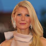 Im Cannabis-Geschäft: Gwyneth Paltrow mit langen offenen Haaren und einer Schleife um den Hals